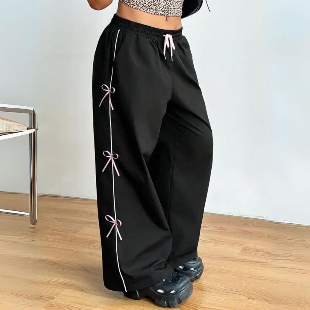 Calça larga  preta com Laços Rosa na Lateral e Cordão Rosa