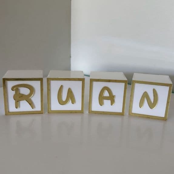 Cubo em acrílico com nome da criança