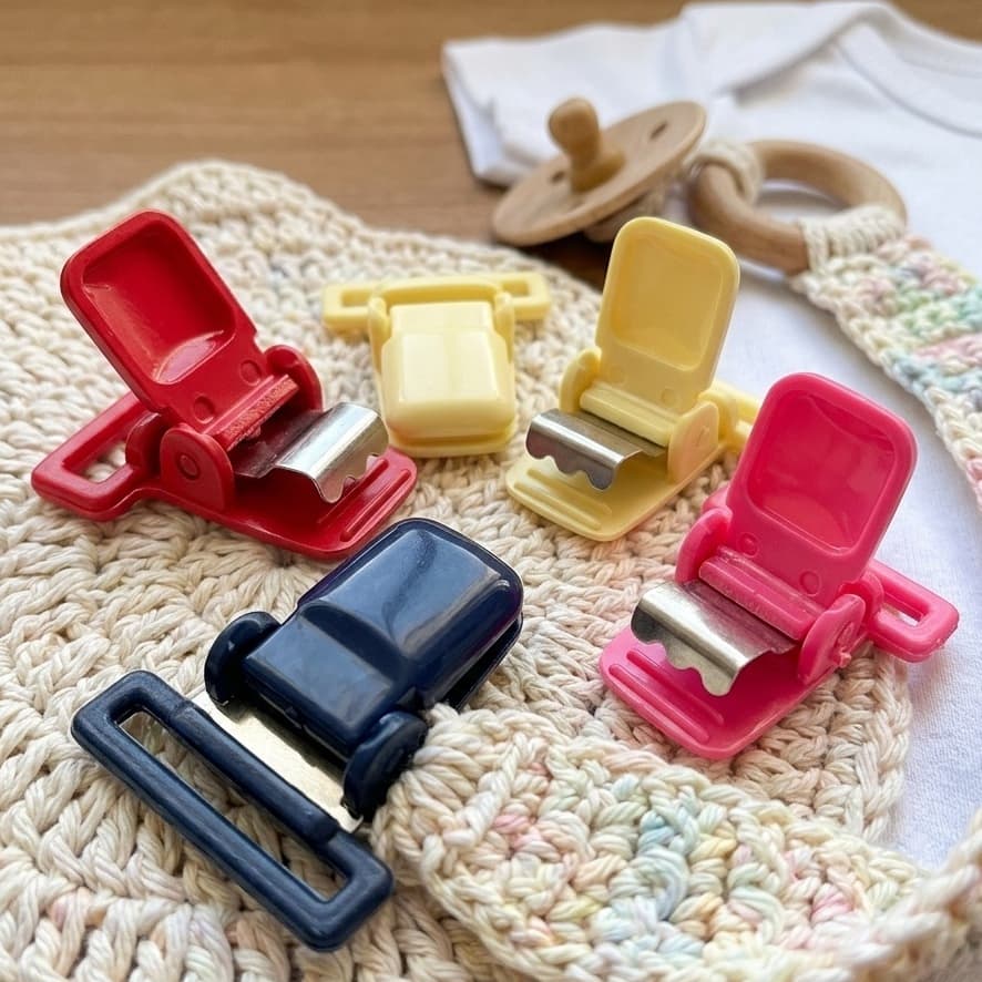 Kit 5 Prendedores de Chupeta Infantil Artesanato Cores Sortidas 3,7cm Plástico e Metal