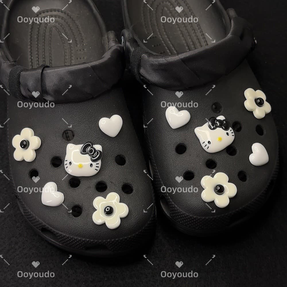 Moda Branco KT Gato Amor Série Conjunto Cros Charme Jibiz DIY Sandálias Acessório Botão Pino # Black E Branca