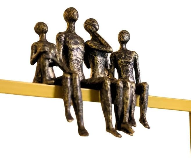 Decoração Família Sentada Em Poliresina Dourado Mart 21563